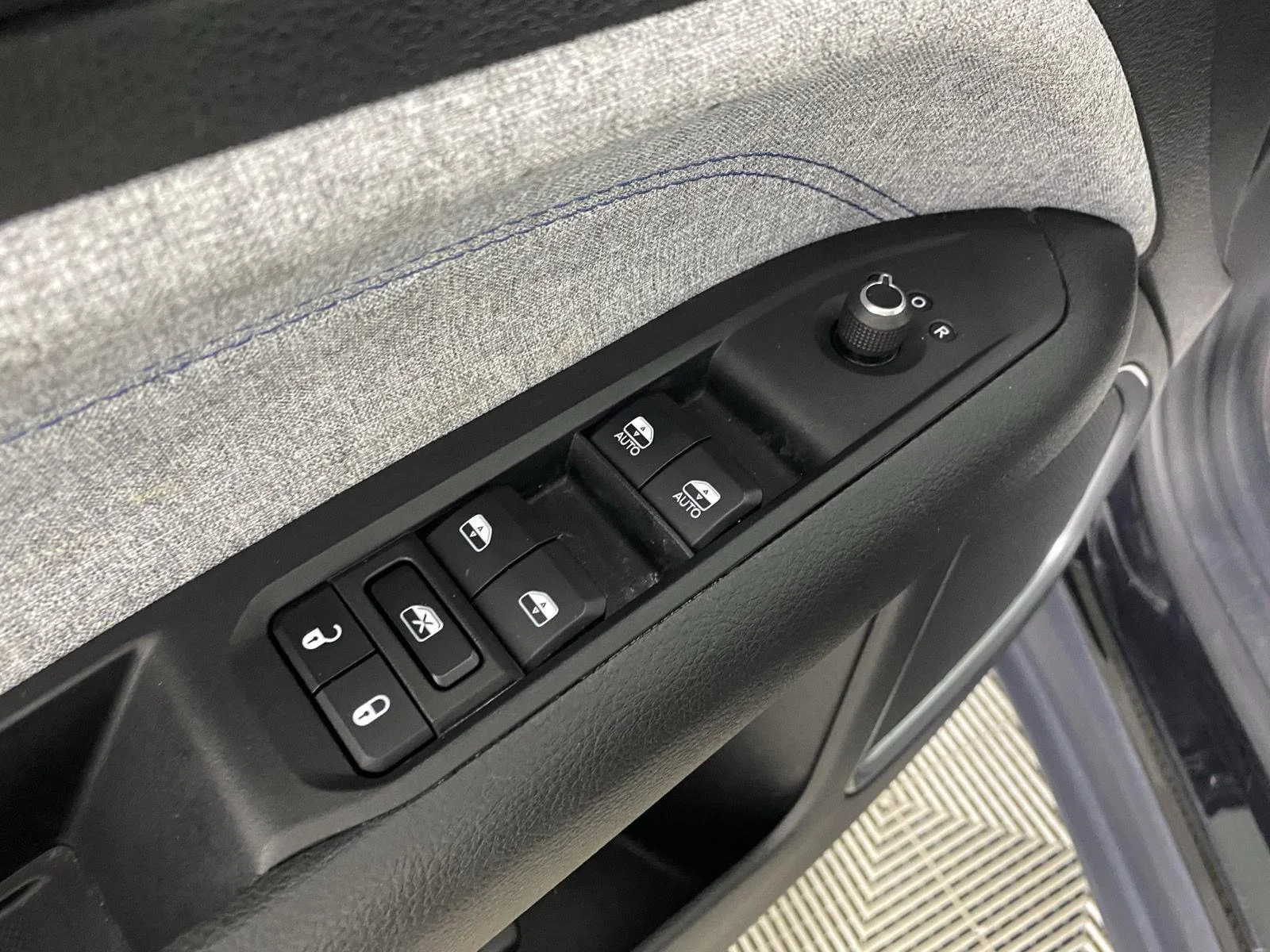 Used 2023 Diamond Black Crystal Pearlcoat Jeep Latitude image 15