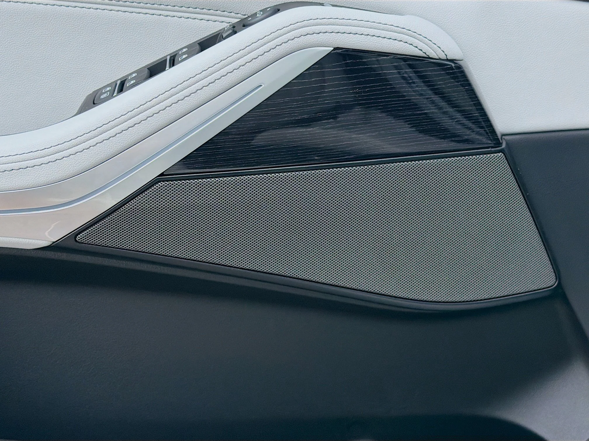 New 2027 Alpine White BMW xDrive40i image 25