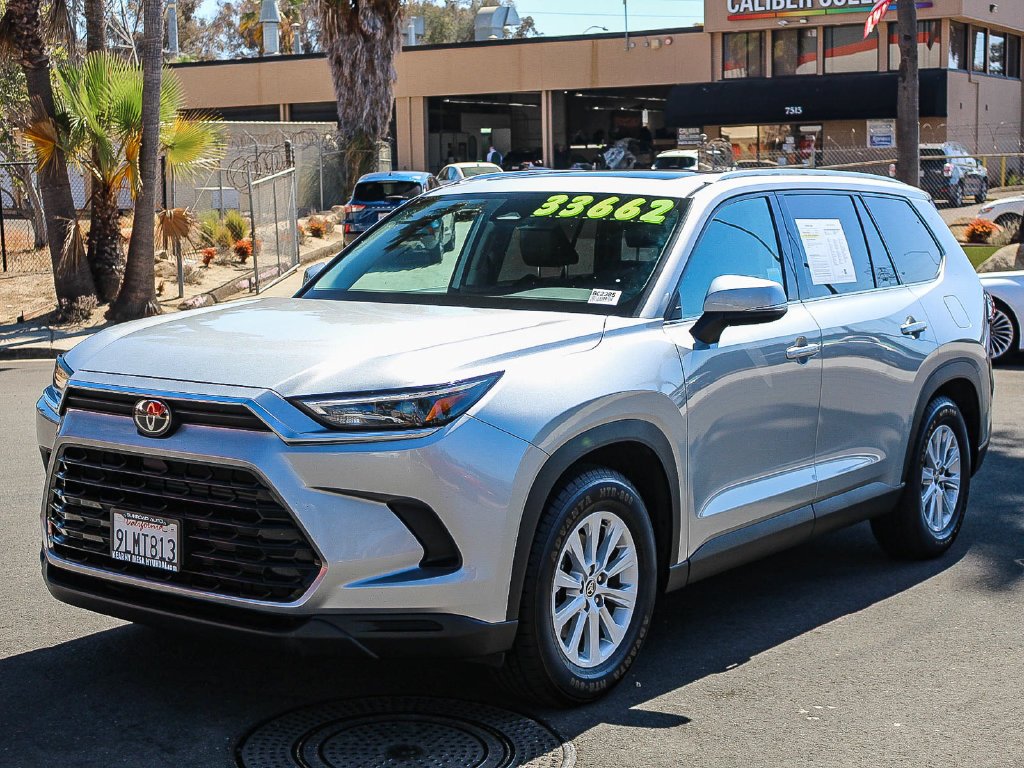 Used 2024 Silver Toyota XLE image 3
