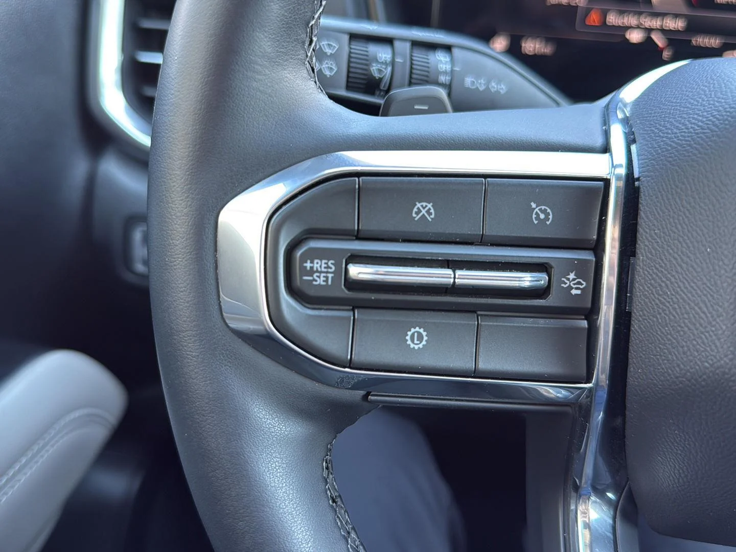 Used 2026 Riverstone Metallic GMC FWD Elevation image 33