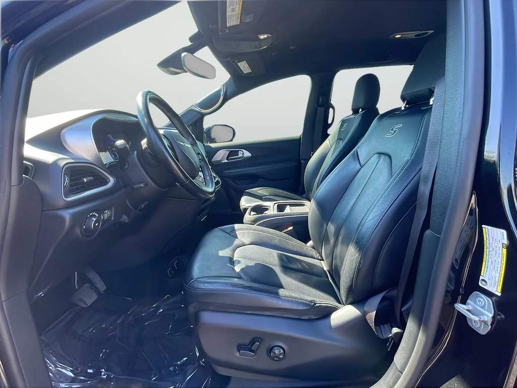 Used 2020 Black Chrysler Touring L image 11