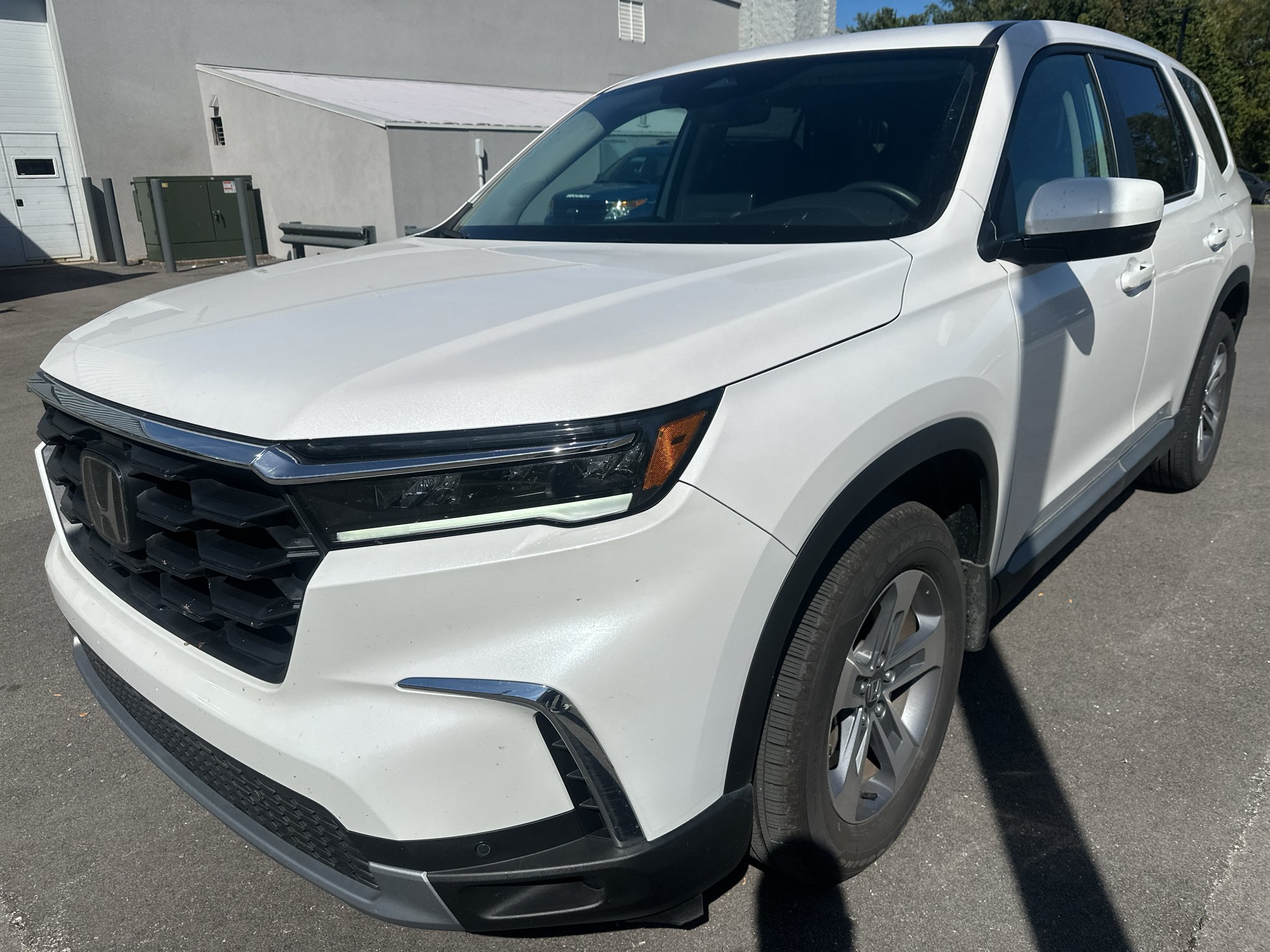 Used 2025 White Honda EX-L image 3