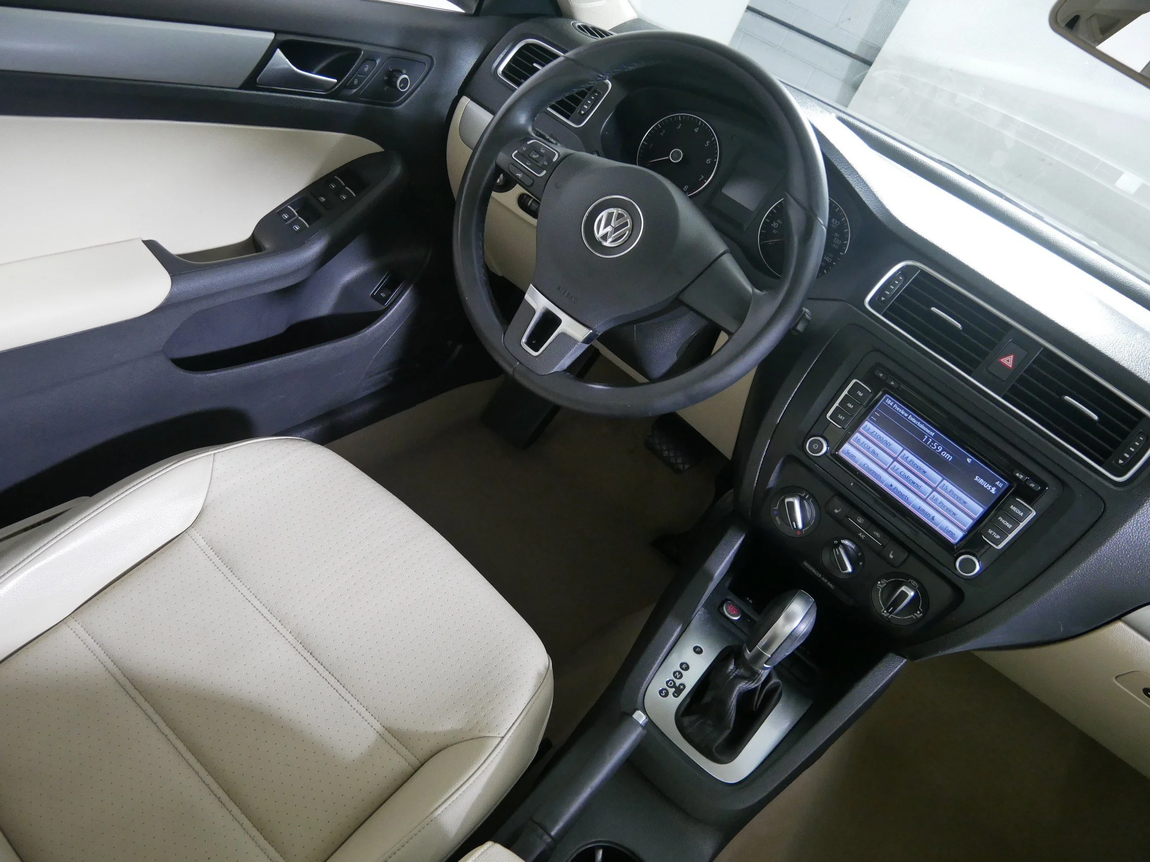 Used 2014 Candy White Volkswagen SE w/Connectivity/Sunroof image 9