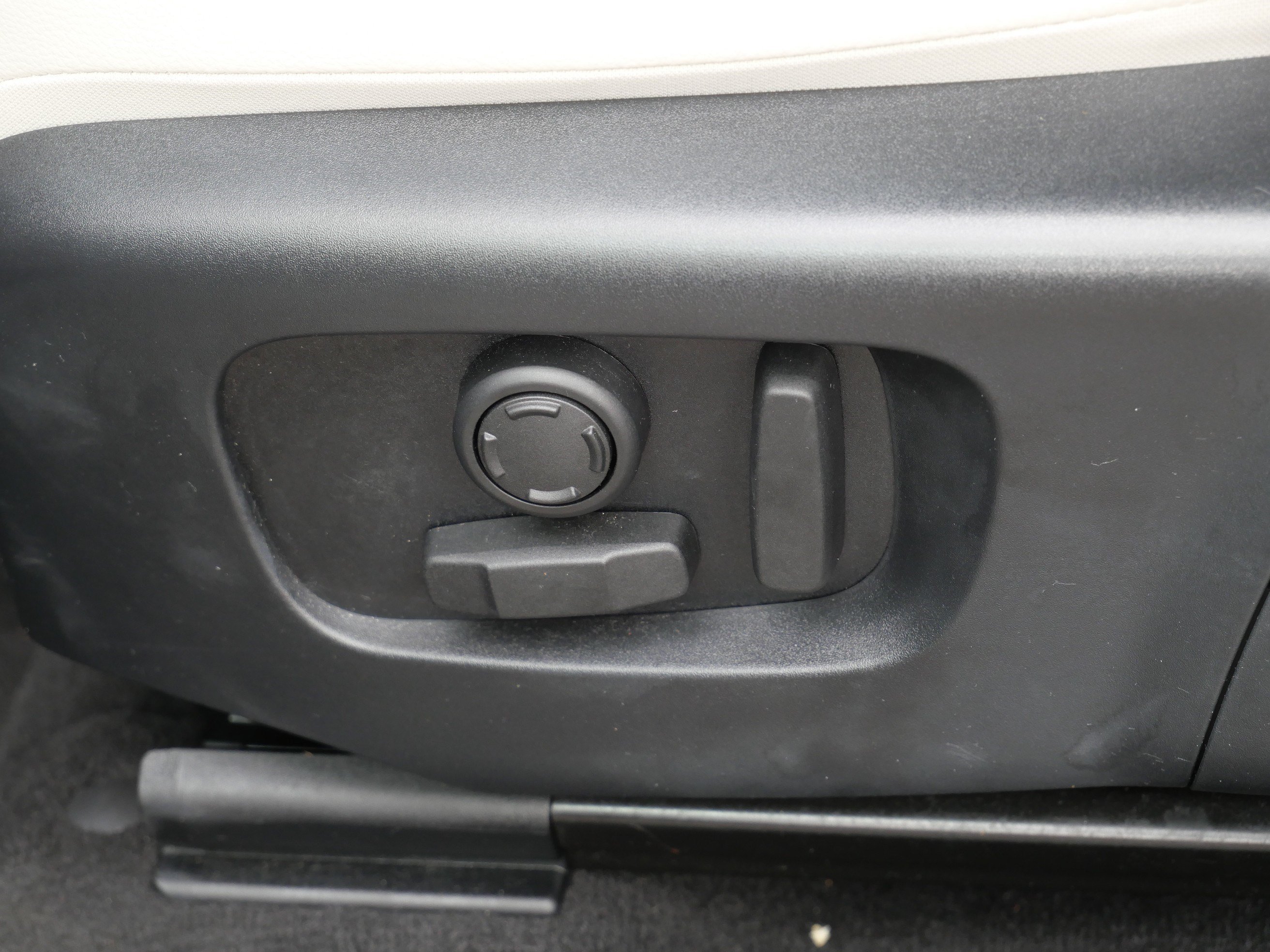 Certified Used 2025 Santorini Black Metallic Land Rover S image 15
