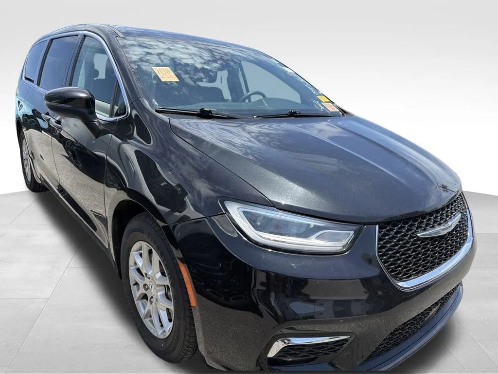 Used 2023 Black Chrysler Touring L image 28