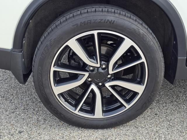 Used 2019  Nissan SL image 5