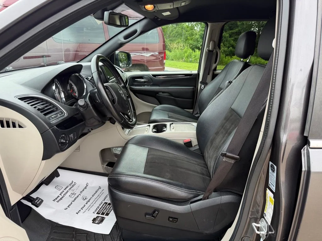 Used 2019 Gray Dodge SXT image 11