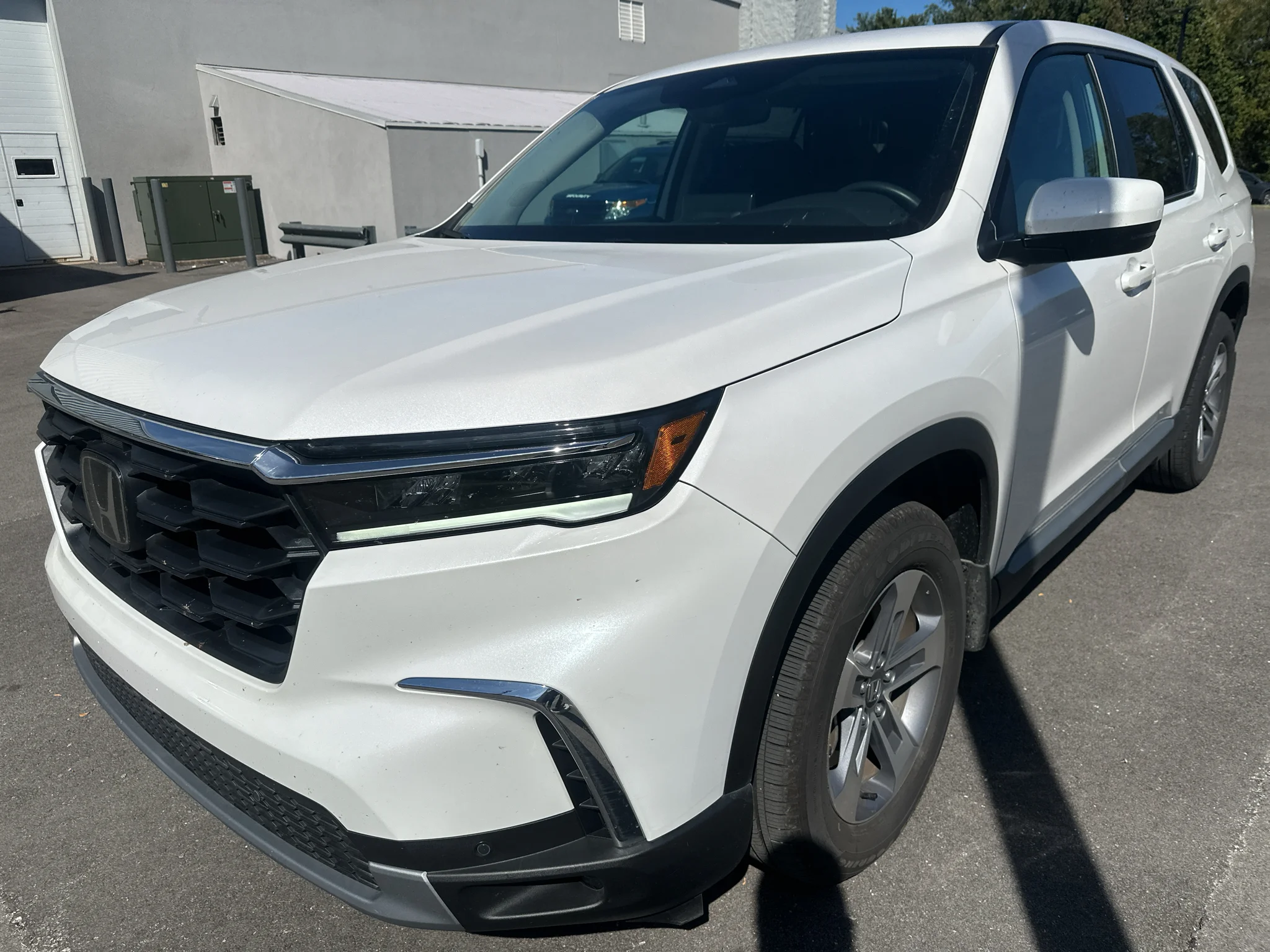 Used 2025 White Honda EX-L image 3