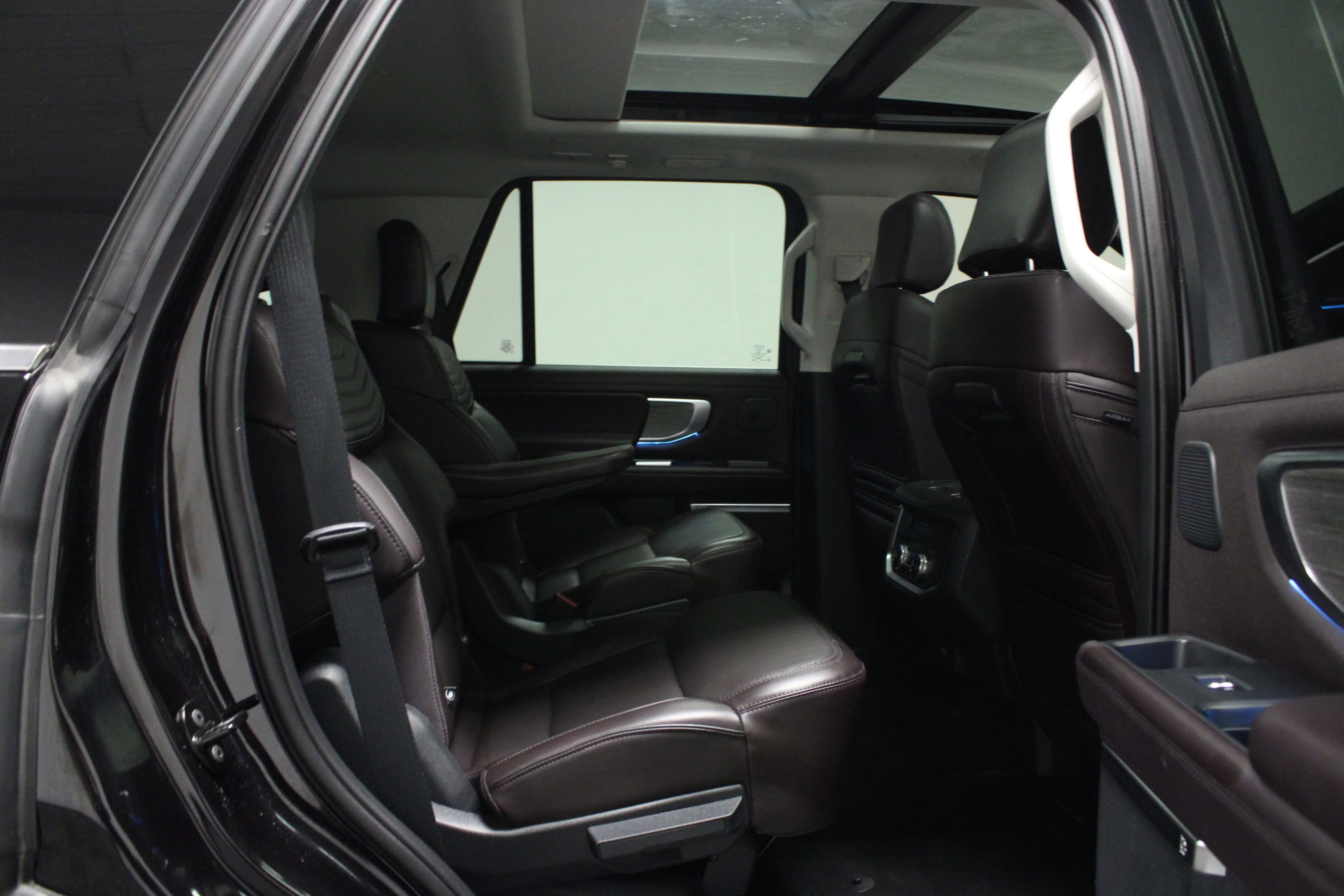 Used 2025 Agate Black Metallic Ford Platinum image 16