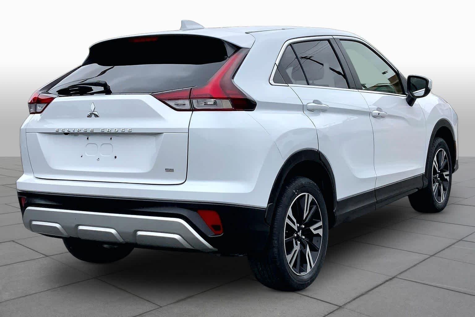 Used 2024 White Diamond Mitsubishi SE image 13