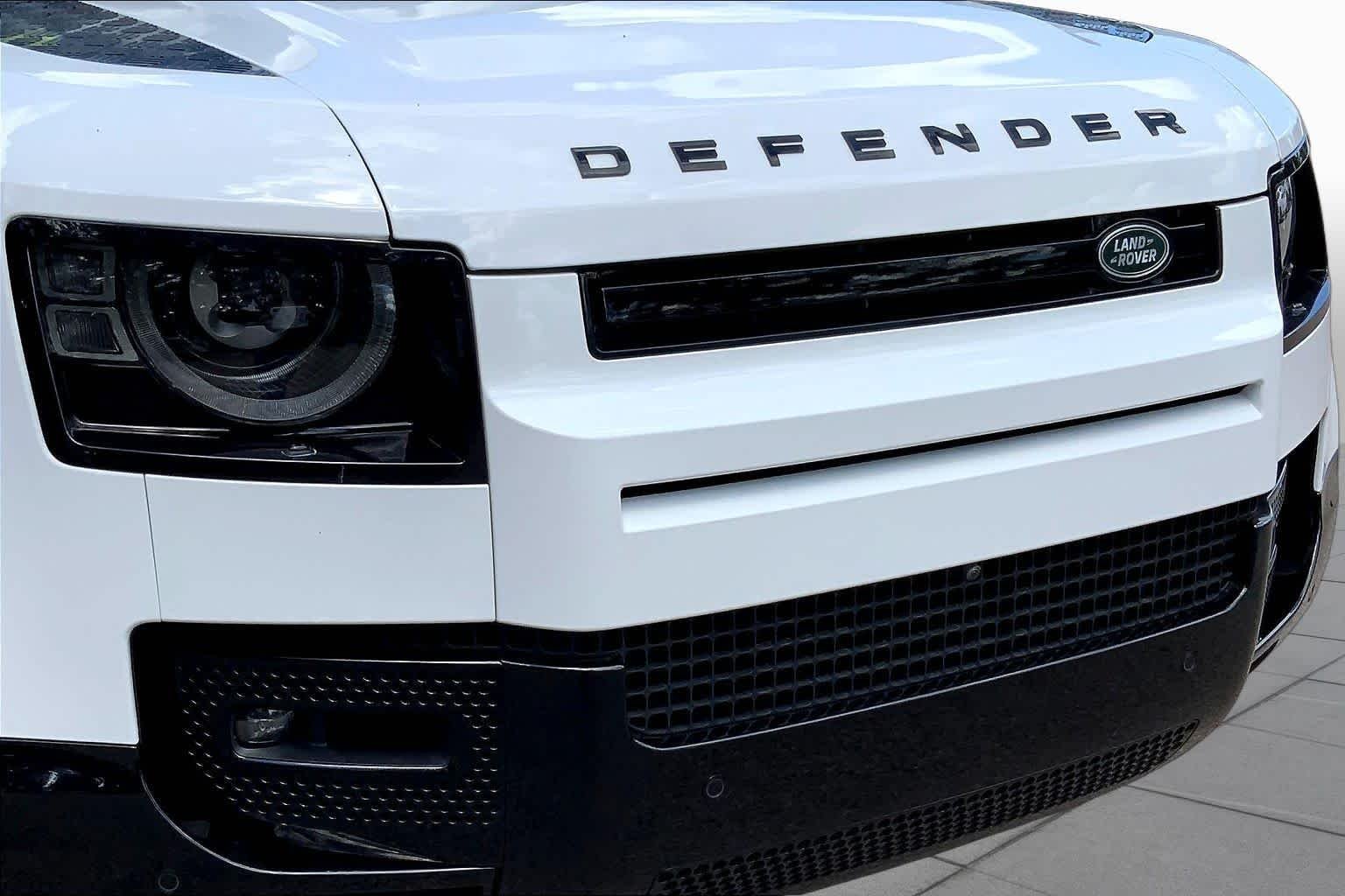 Used 2024 Fuji White Land Rover X-Dynamic SE image 28