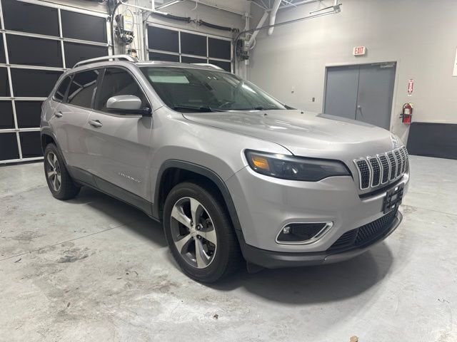 Used 2019 Silver Jeep Limited image 3
