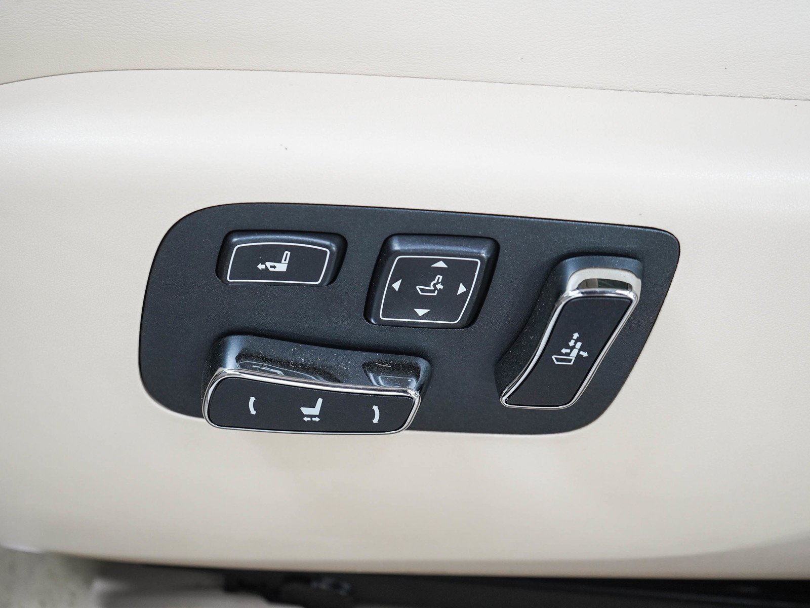Used 2015 Obsidian Lexus 460 image 22