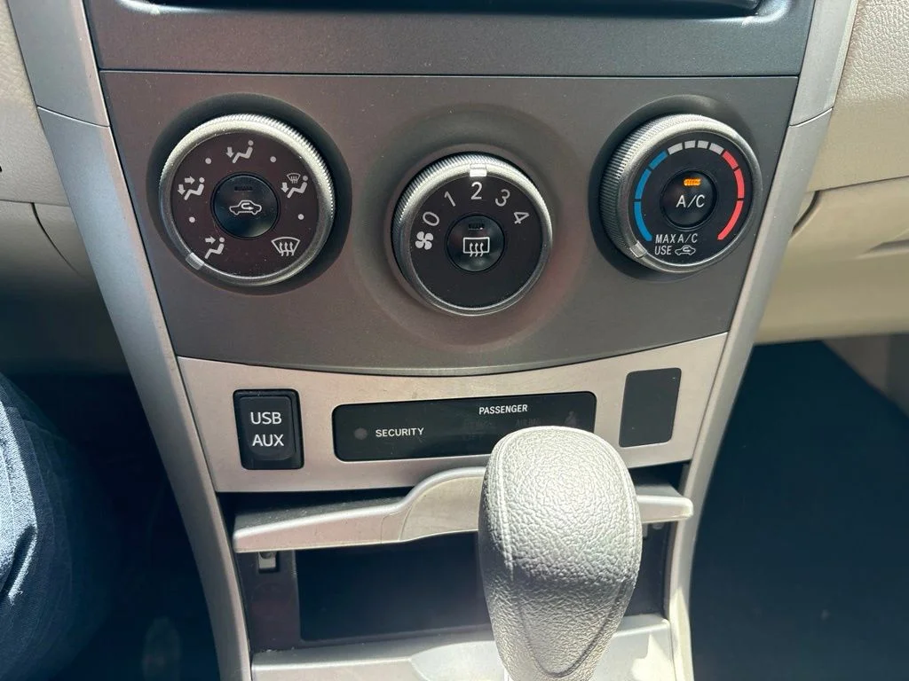 Used 2013 Black Toyota LE image 19