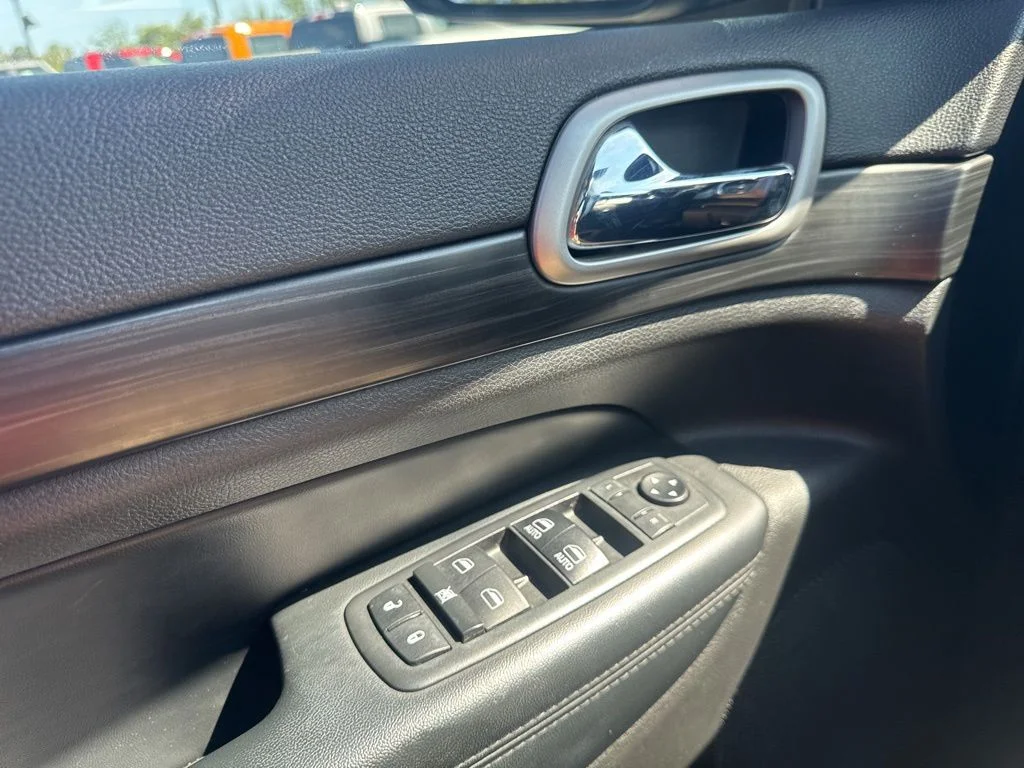 Certified Used 2019 Diamond Black Jeep Altitude image 30