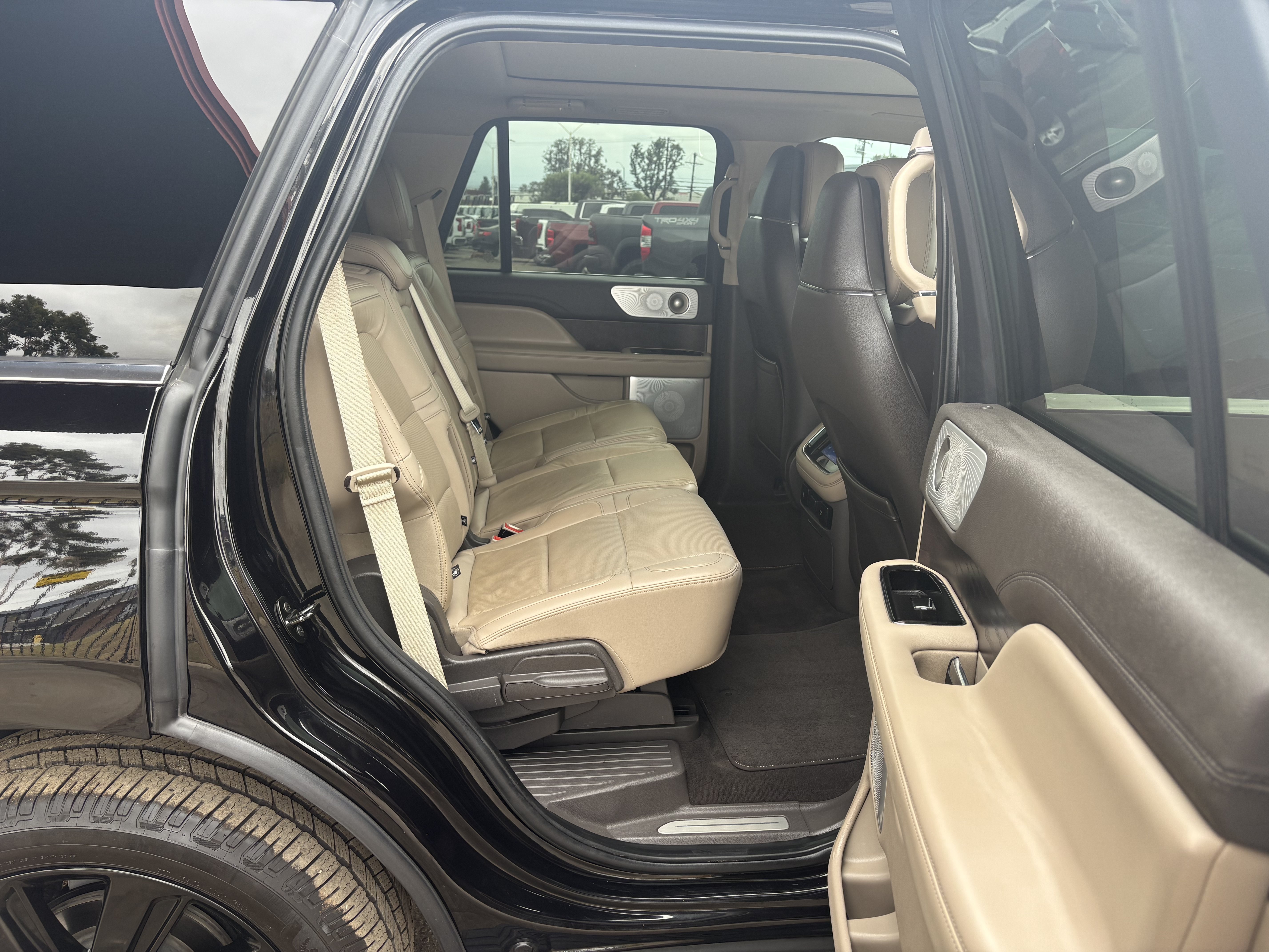 Used 2023 Black Lincoln Reserve image 13