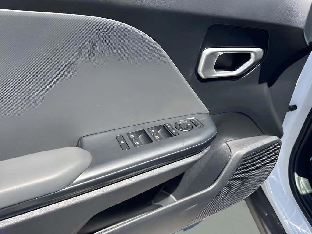 Used 2025 White Kia LXS image 23