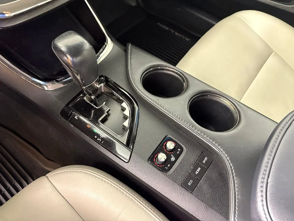 Used 2018 Silver Toyota XLE image 28
