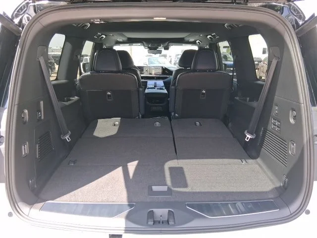 New 2026 2T RADIANT WHIT INFINITI Sport 4WD image 6