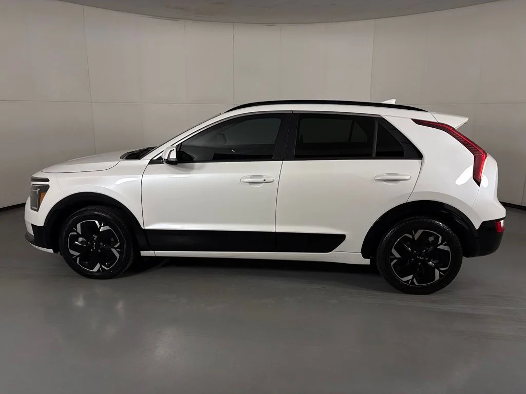 Used 2023 Snow White Pearl Kia Wind image 5
