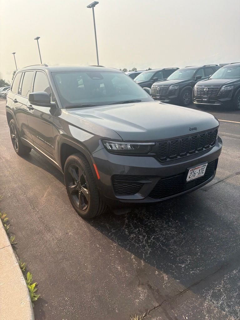 Used 2023 Baltic Gray Metallic Clearcoat Jeep Altitude X image 3