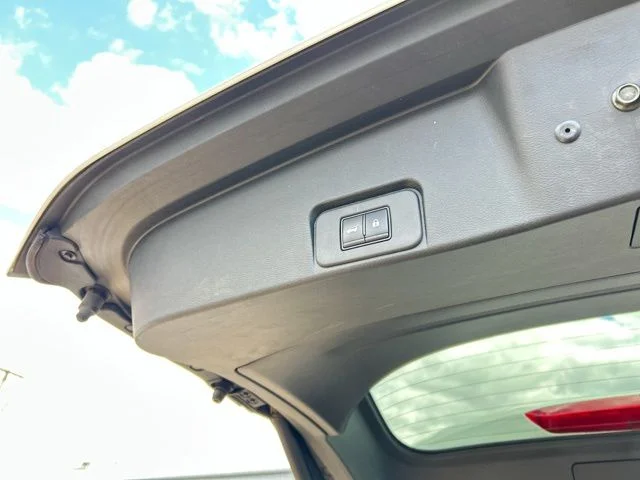 Used 2021 Pearl White Nissan SL image 13