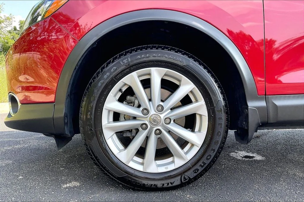 Used 2017 Red Nissan SV image 9