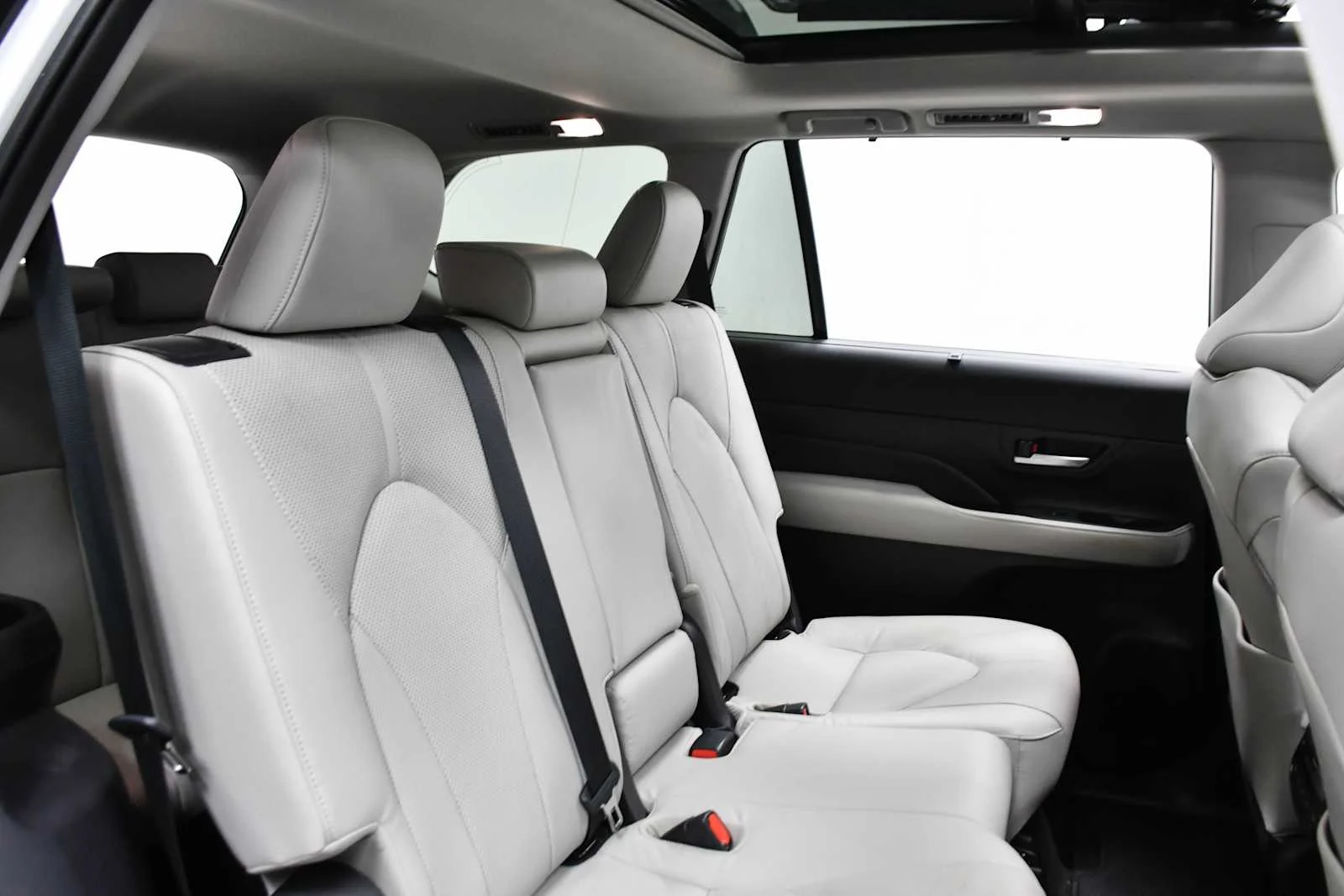 Used 2024 Wind Chill Pearl Toyota Limited image 23