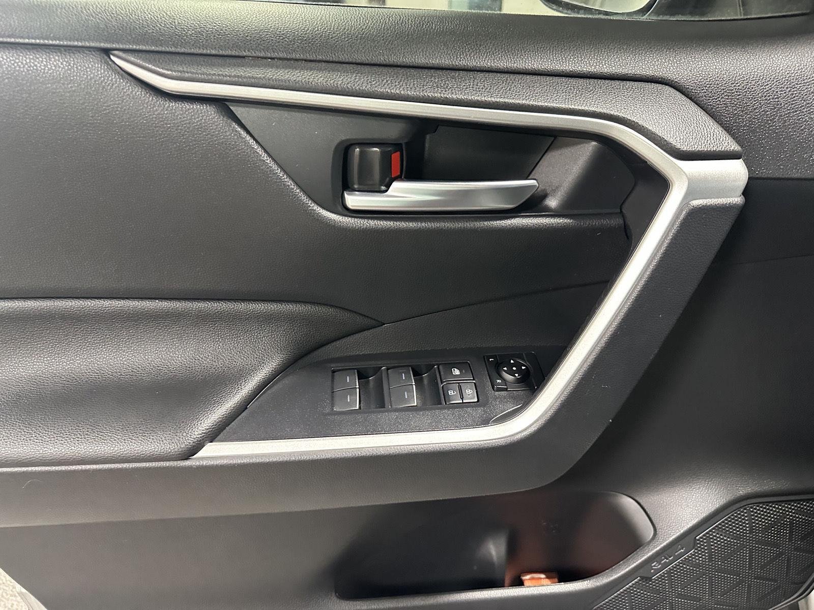 2024 Toyota RAV4 XLE - Photo 24