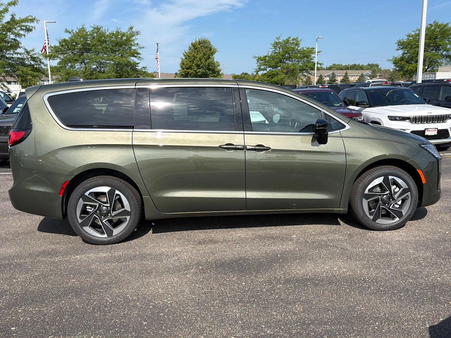 New 2027 Olive Green Pearl-Coat Exterior Paint Chrysler Limited image 8