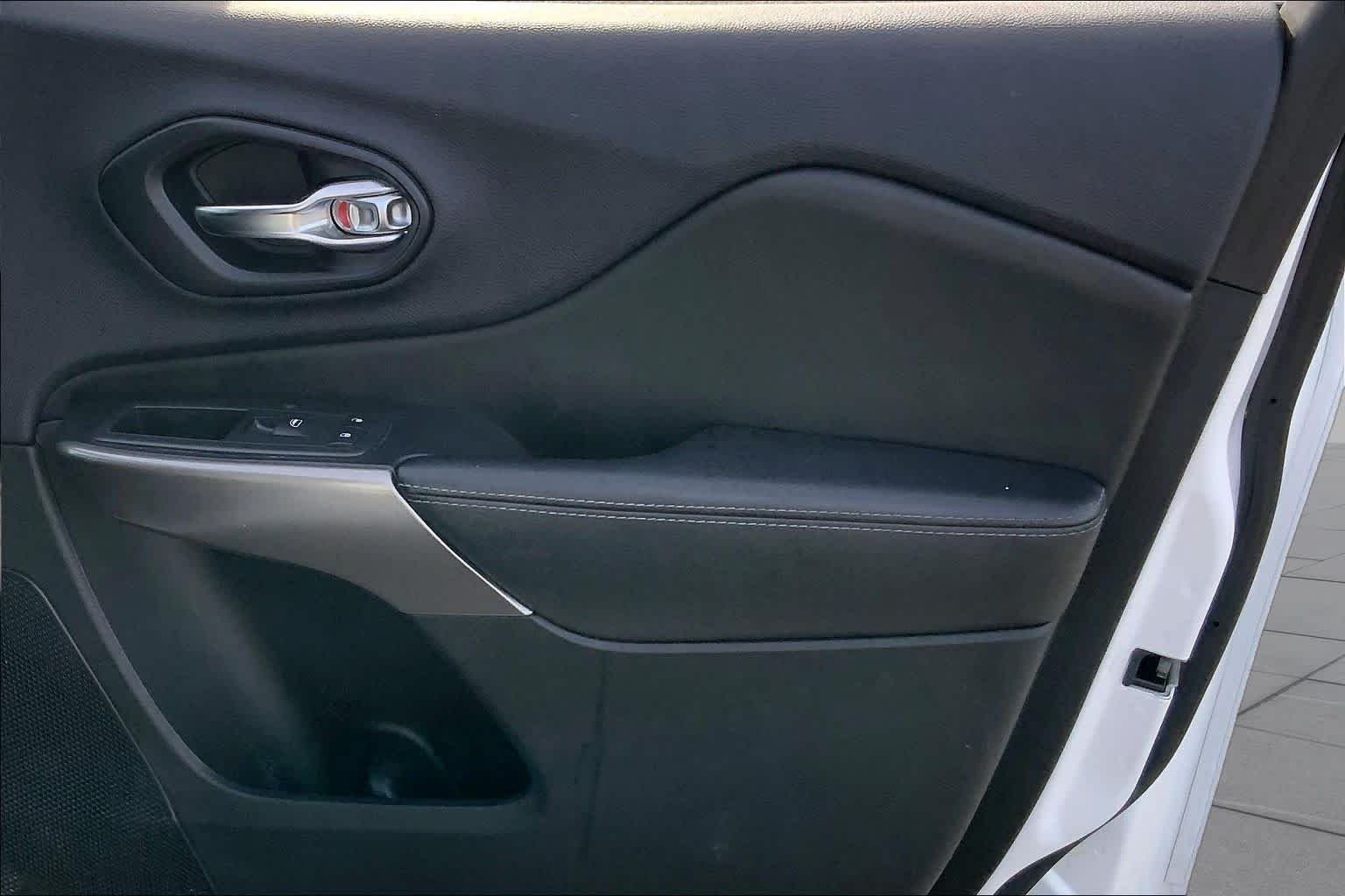 Used 2019 Bright White Clearcoat Jeep Latitude image 21