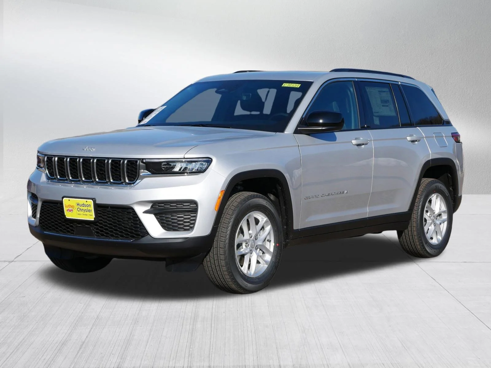 New 2026 Silver Zynith Exterior Paint Jeep Laredo X image 4