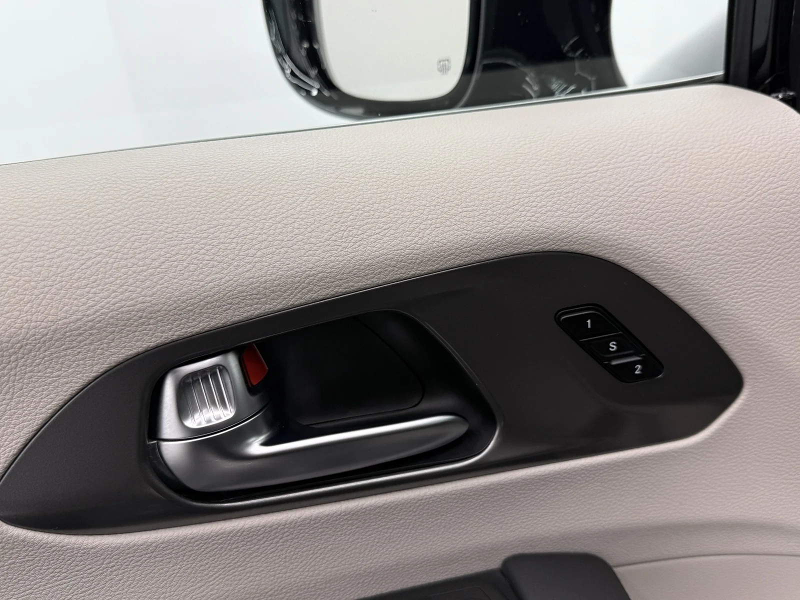 Used 2024 Diamond Black Crystal Pearlcoat Chrysler Touring L image 70
