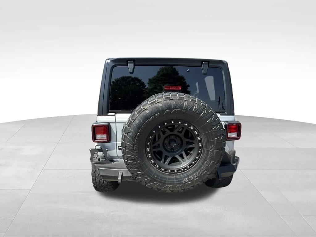 Used 2022 Silver Jeep Unlimited Sahara image 4