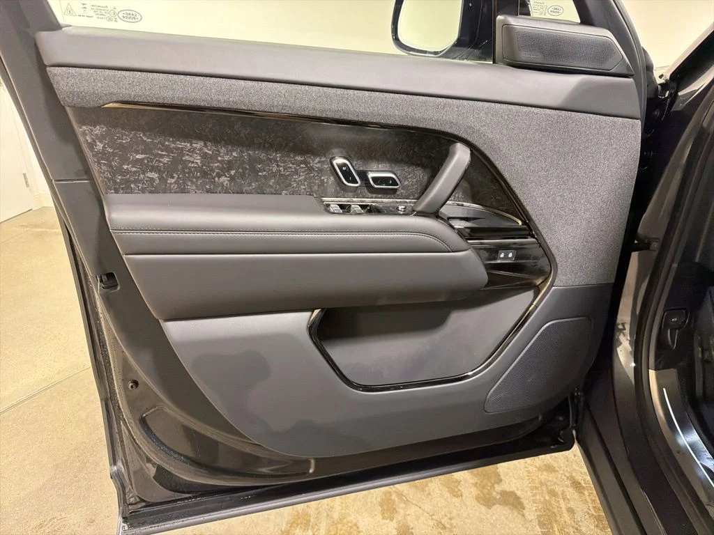 New 2026  Land Rover Dynamic SE image 9