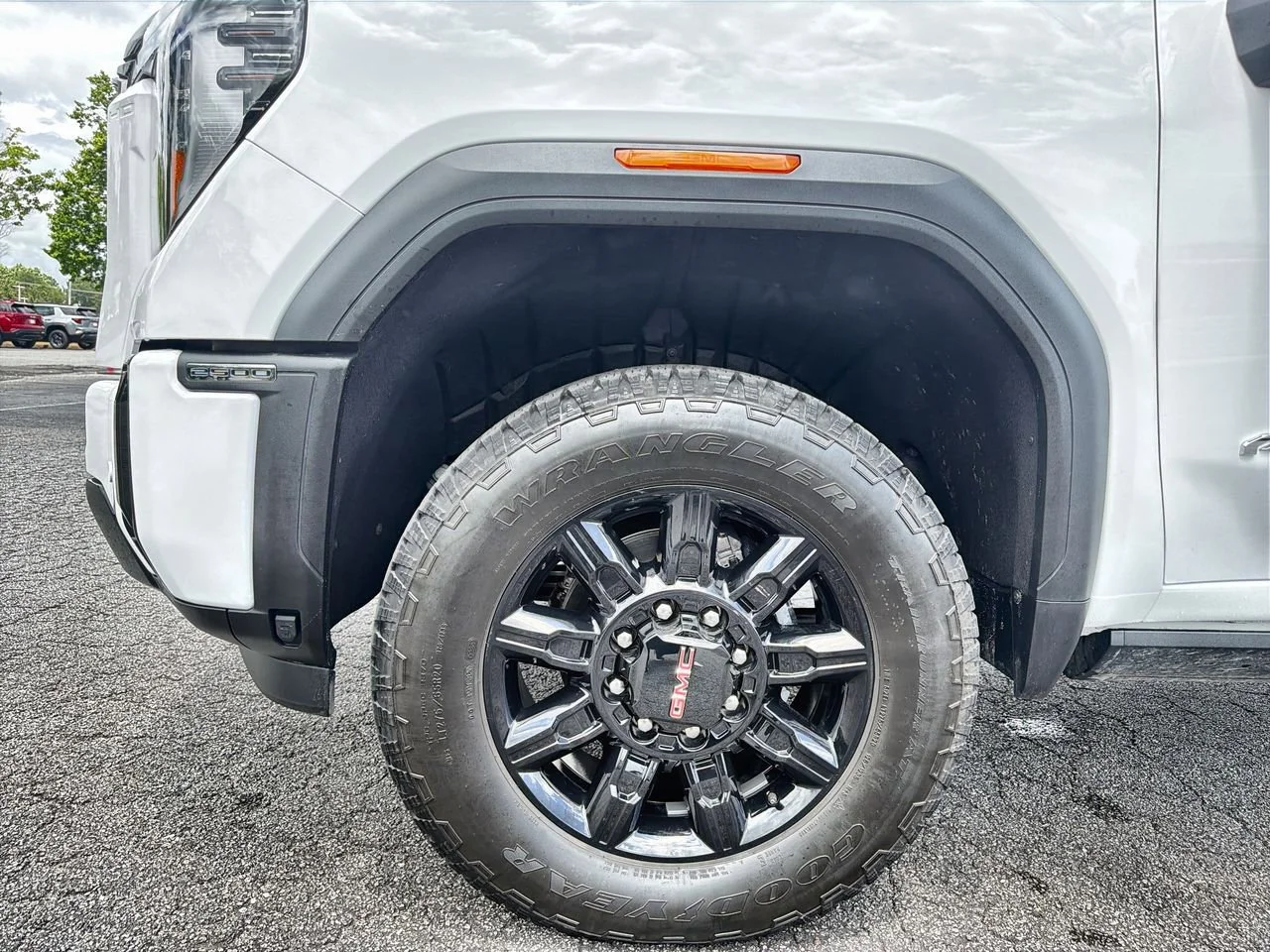 Used 2025 Summit White GMC AT4 image 28