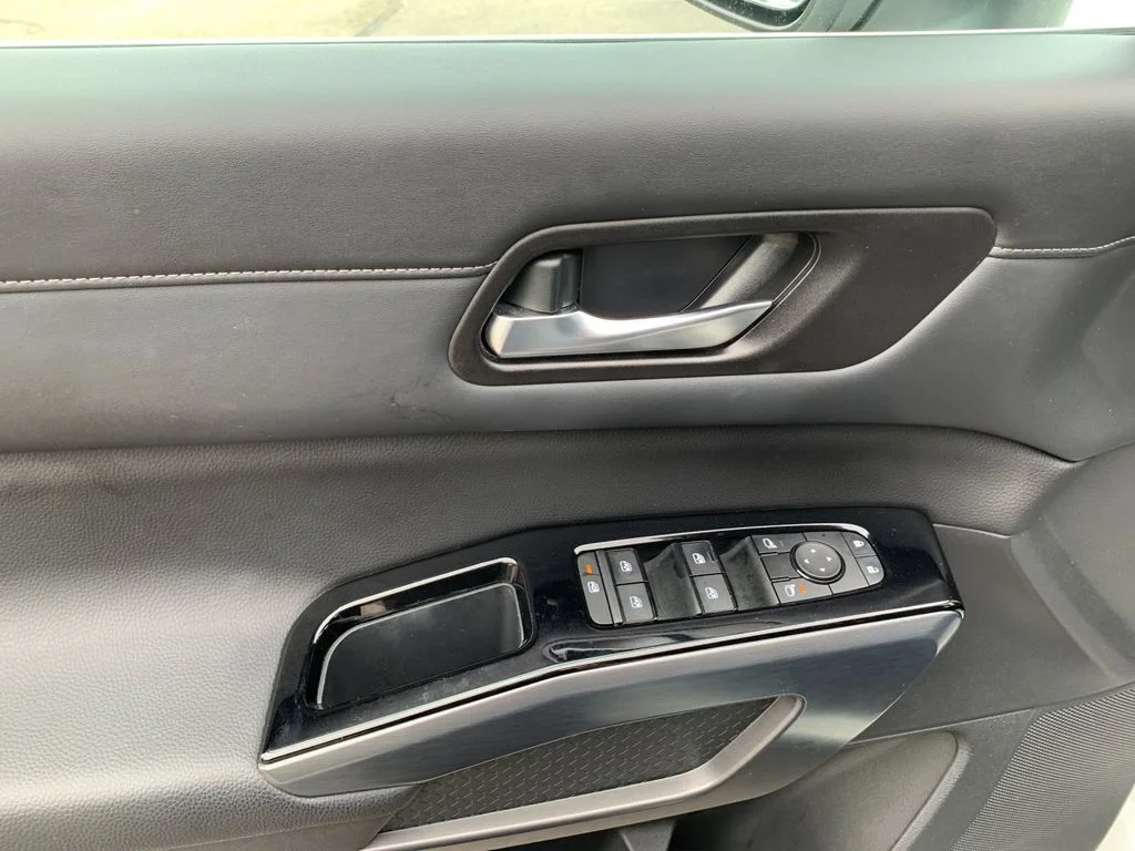 Used 2023 White Nissan SL image 12