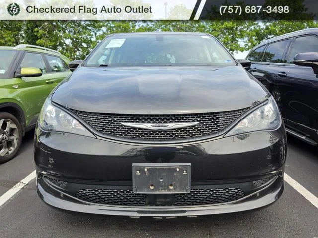 Used 2022 Brilliant Black Crystal Pearlcoat Chrysler LX image 2