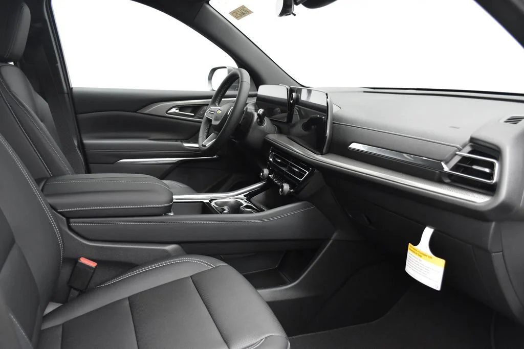 New 2026 Summit White Chevrolet LT image 39