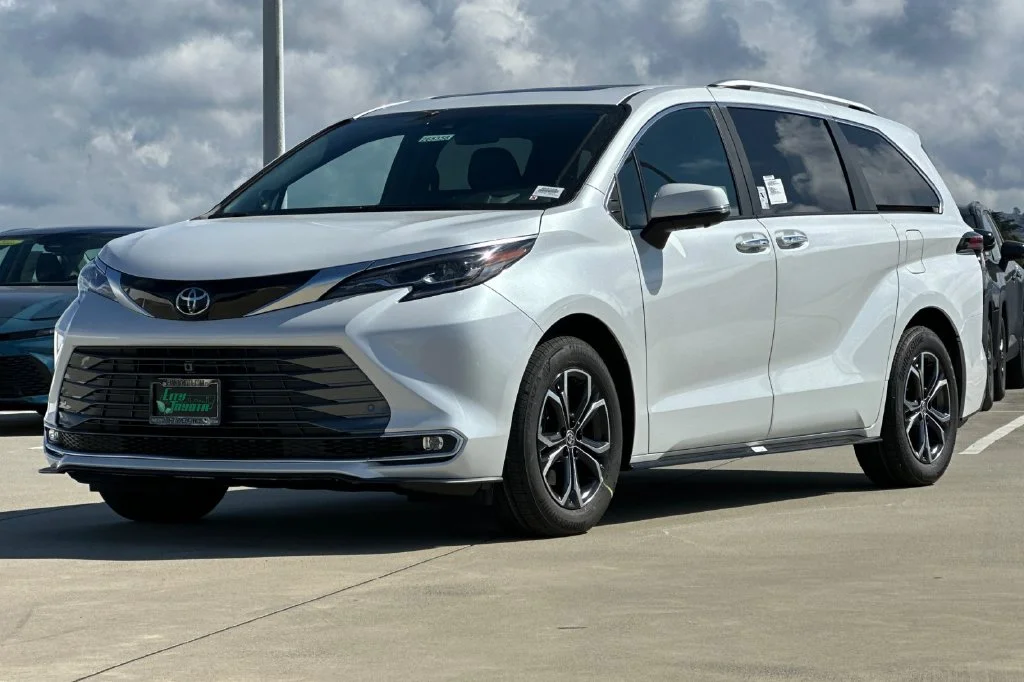 New 2026 Wind Chill Pearl <sup>1</sup> Toyota  Platinum image 8