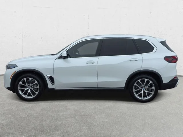 Used 2025 White Metallic BMW xDrive40i image 8