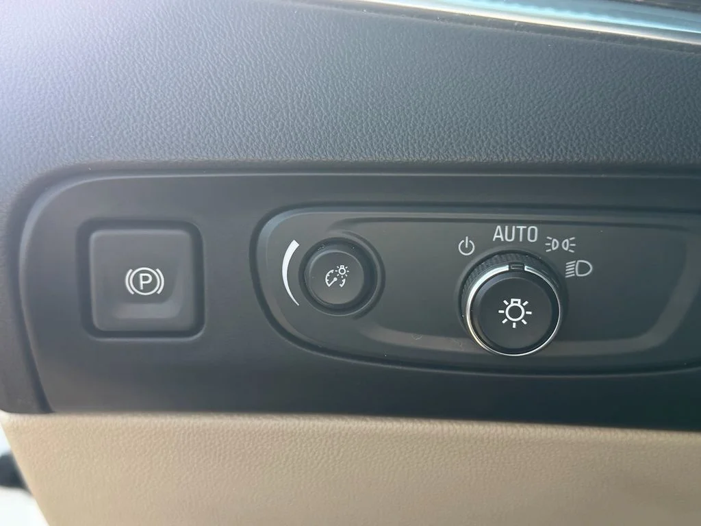 Used 2020 White Buick Essence image 24