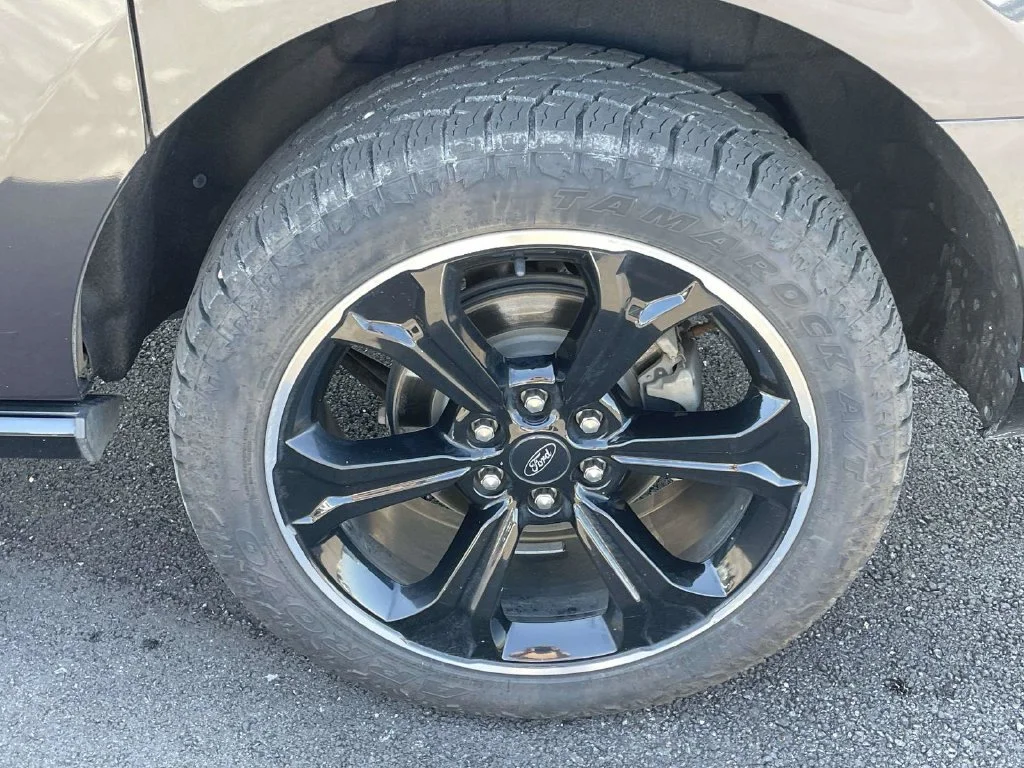 Used 2023  Ford Limited image 9