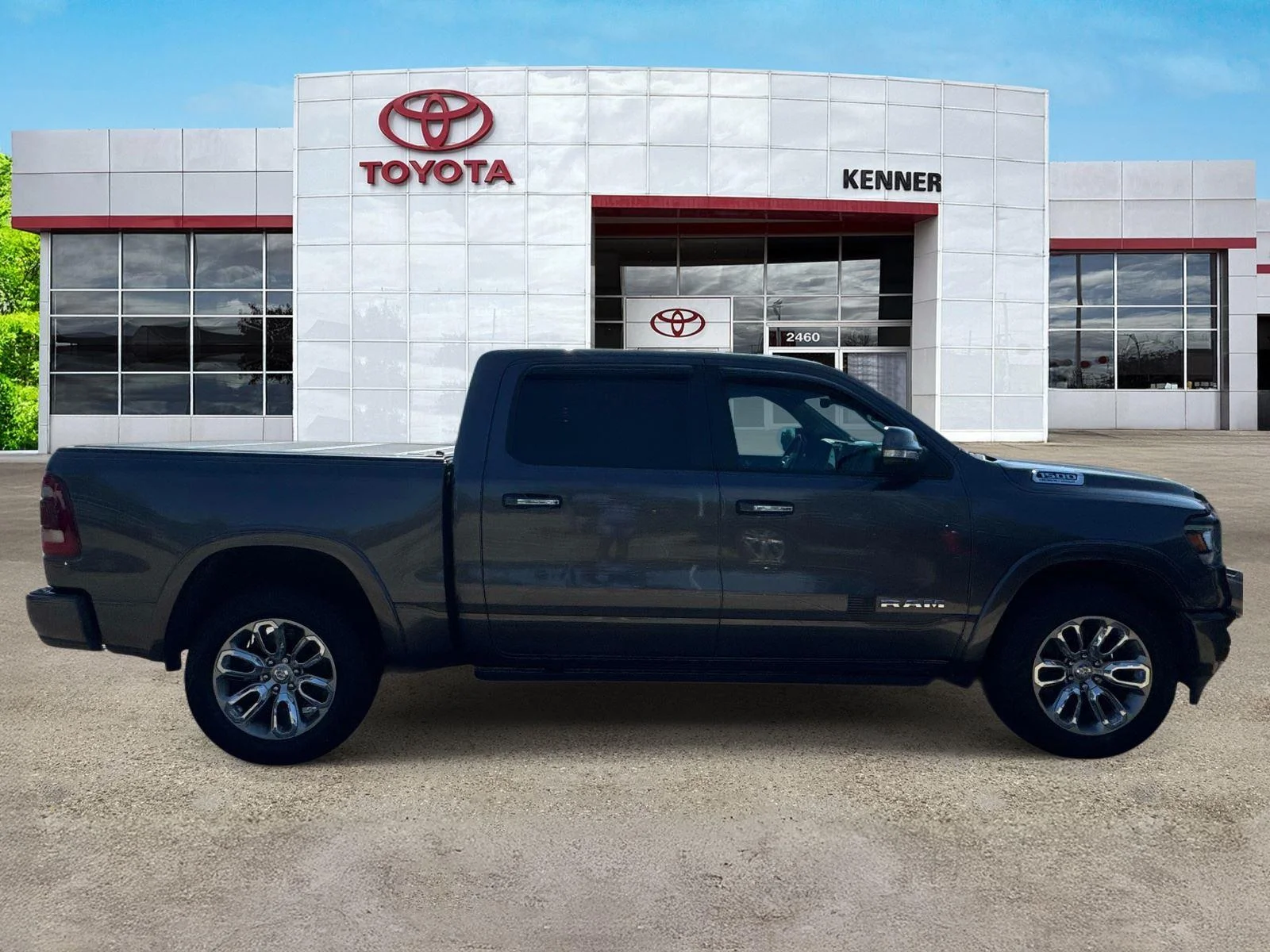 Used 2021 Granite Crystal Metallic Clearcoat Ram Laramie image 8
