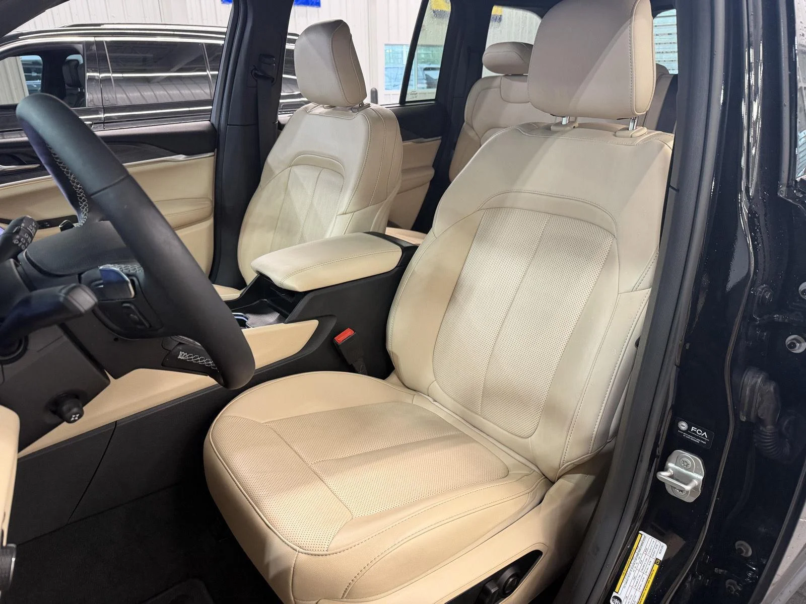 Used 2024 Diamond Black Crystal Pearlcoat Jeep Limited image 17