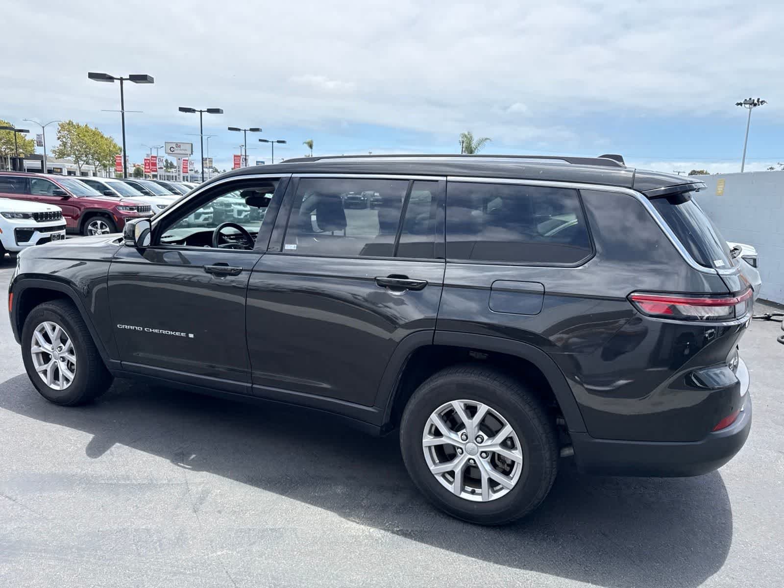 Used 2022 Rocky Mountain Pearlcoat Jeep Limited image 21