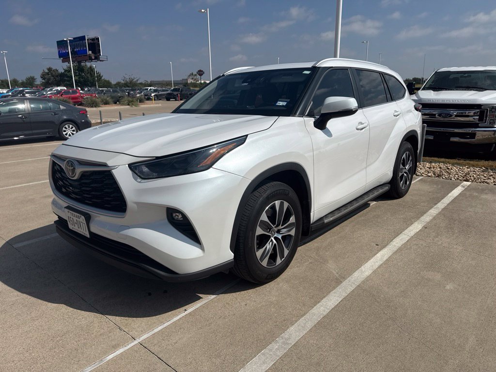 Used 2024 Beige Toyota XLE image 5
