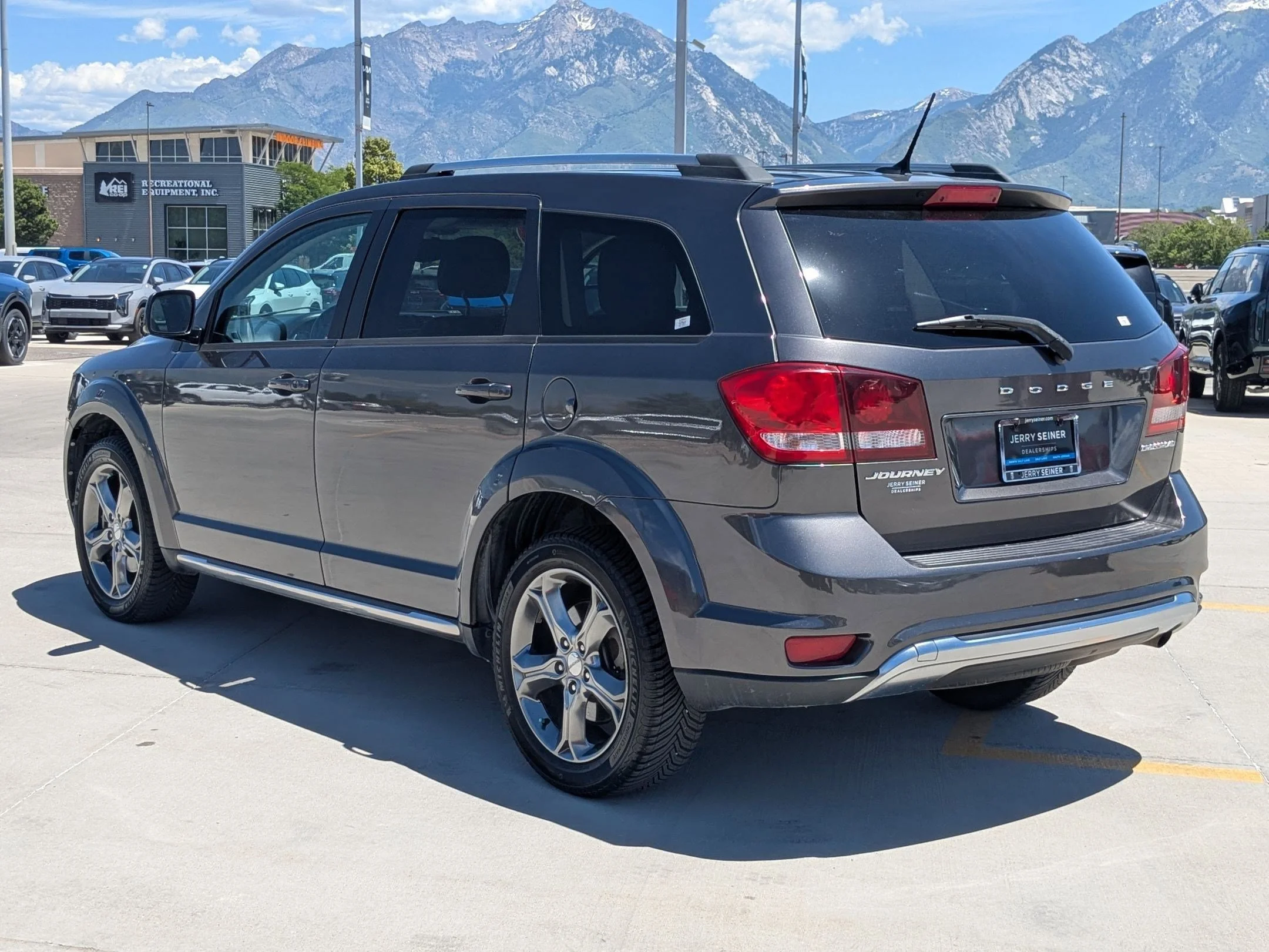 Used 2017 Granite Pearlcoat Dodge Crossroad Plus image 3