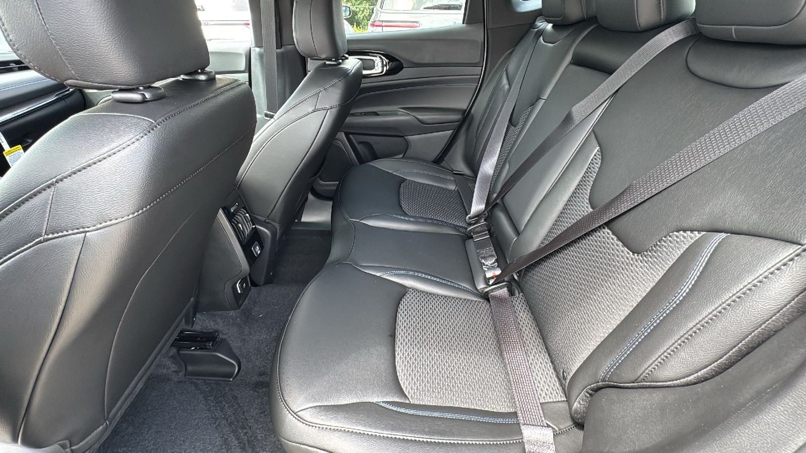 New 2026 Silver Zynith Metallic Clearcoat Jeep Latitude image 29