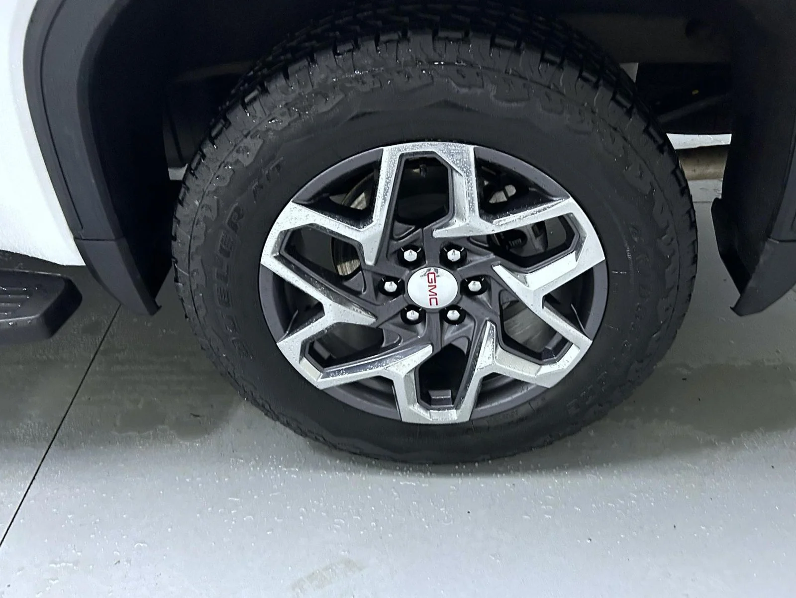 Used 2025 White GMC SLT image 22